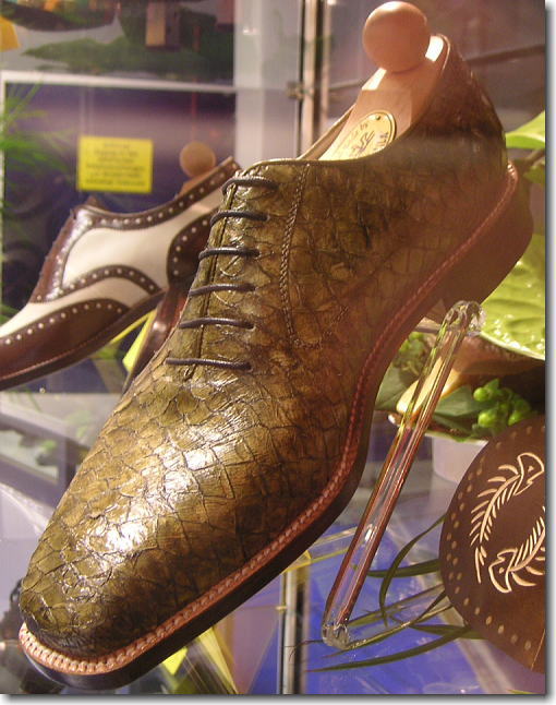 J・アッティラ・コヴァーチさん製魚皮靴